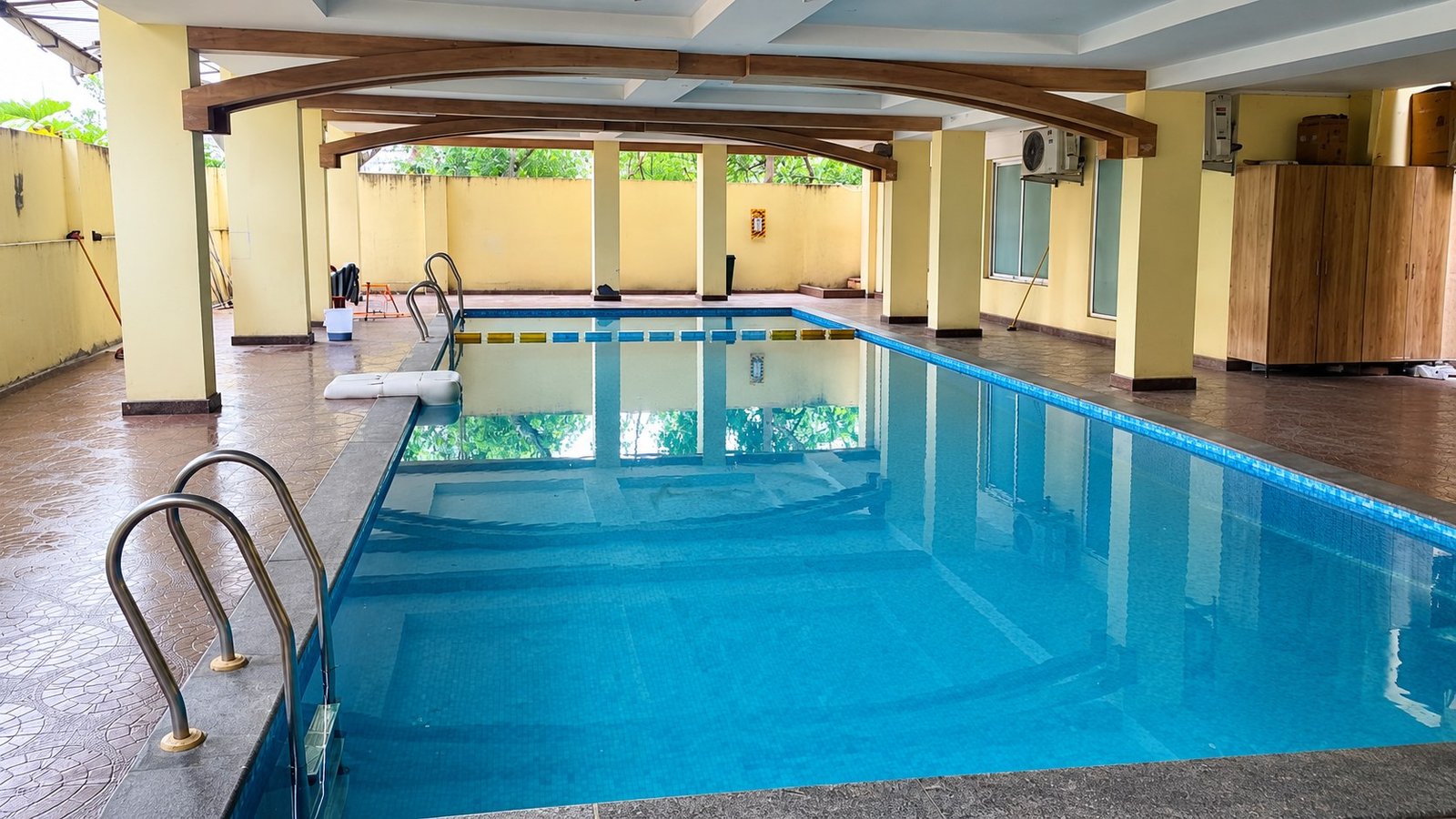Beginner-friendly swimming pool